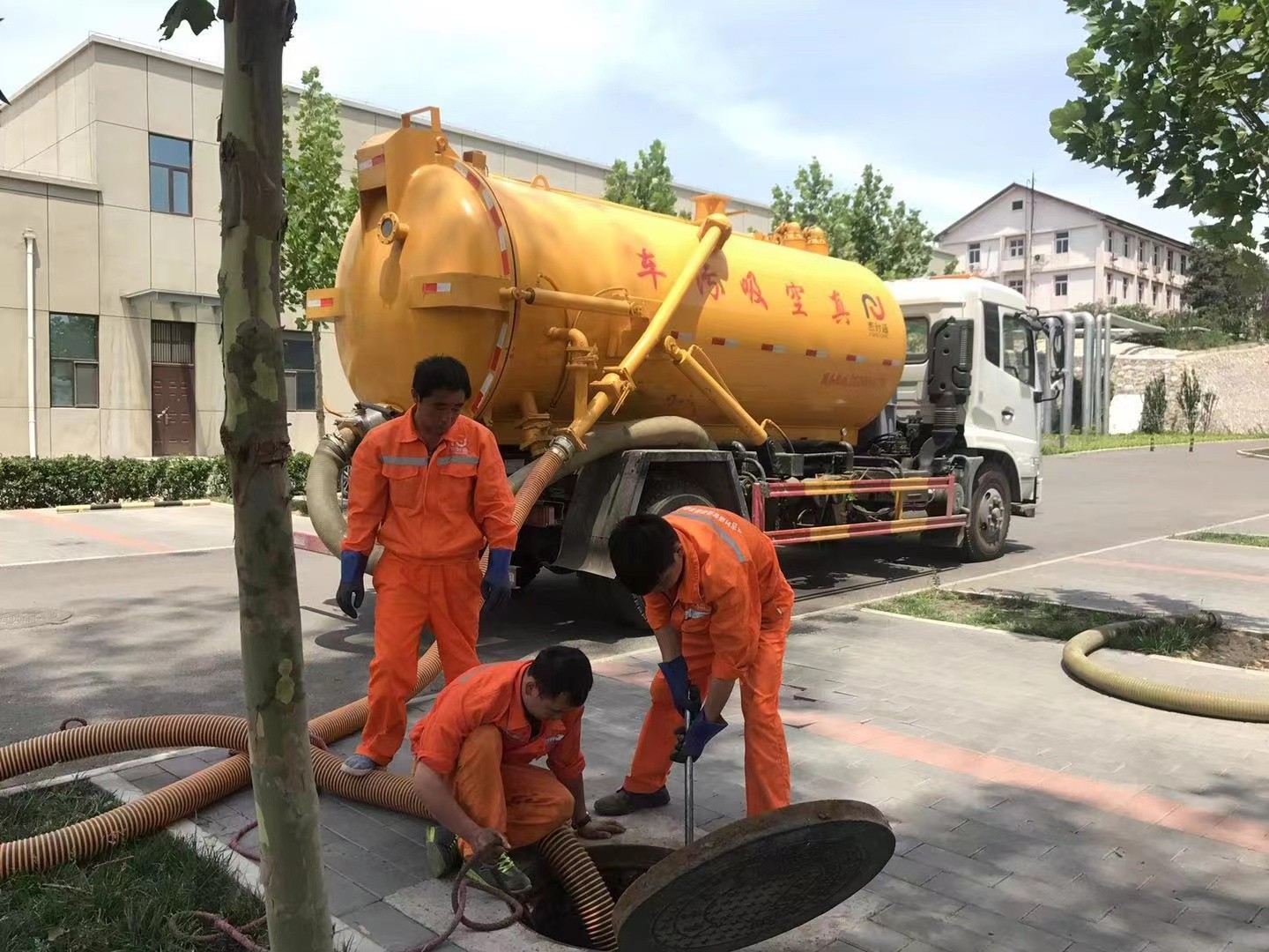 滨江管道疏通车停在窨井附近