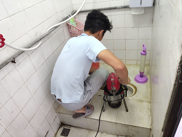 滨江管道堵塞冒臭气 专业师傅现场解决问题